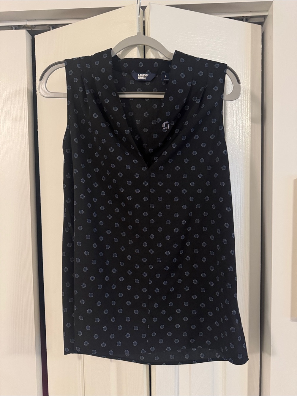 Chase Apparel Lands' End Black Sleeveless V-Neck Blouse with Navy Polka Dots